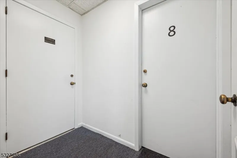 10 Shawnee Dr Watchung, NJ 07069