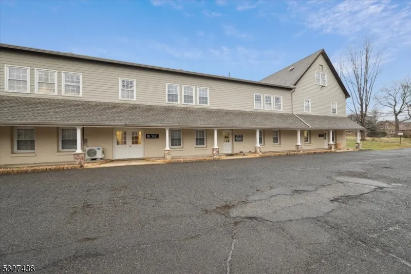 10 Shawnee Dr Watchung, NJ 07069