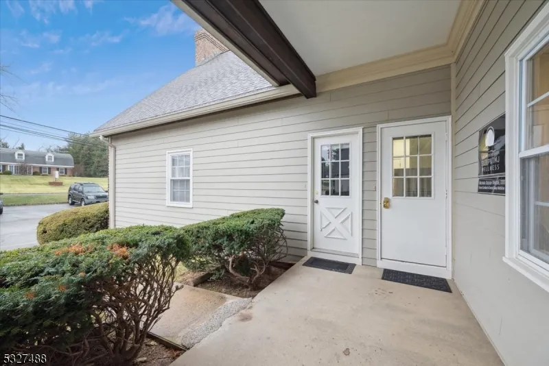 10 Shawnee Dr Watchung, NJ 07069