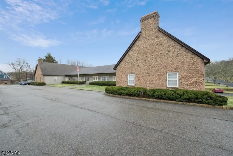 10 Shawnee Dr Watchung, NJ 07069