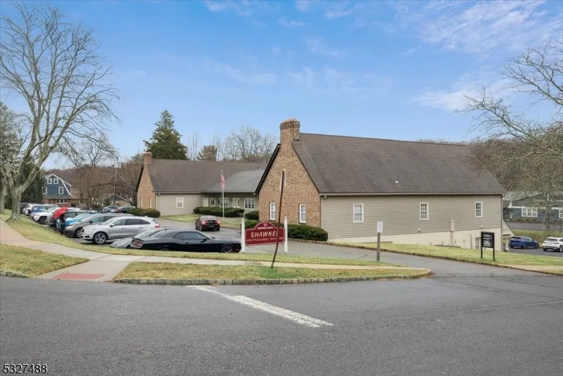 10 Shawnee Dr Watchung, NJ 07069