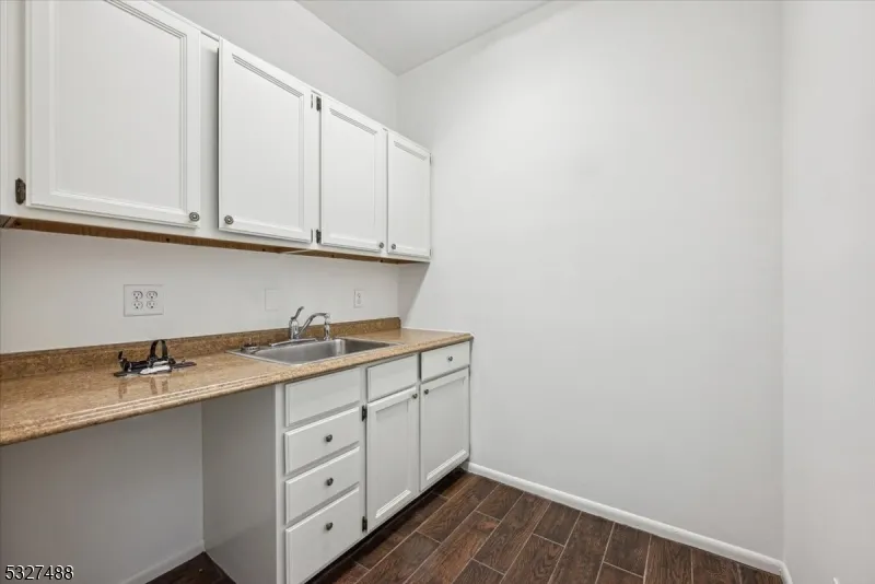 10 Shawnee Dr Watchung, NJ 07069