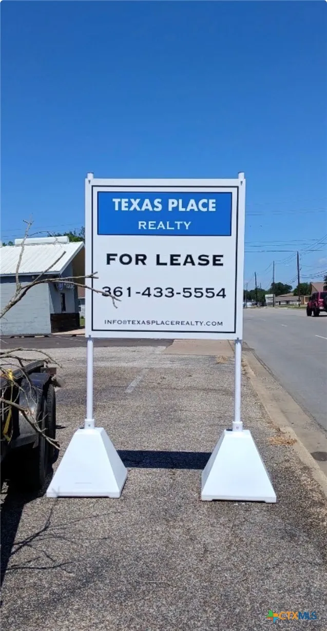 609 E Locust Avenue Victoria, TX 77901