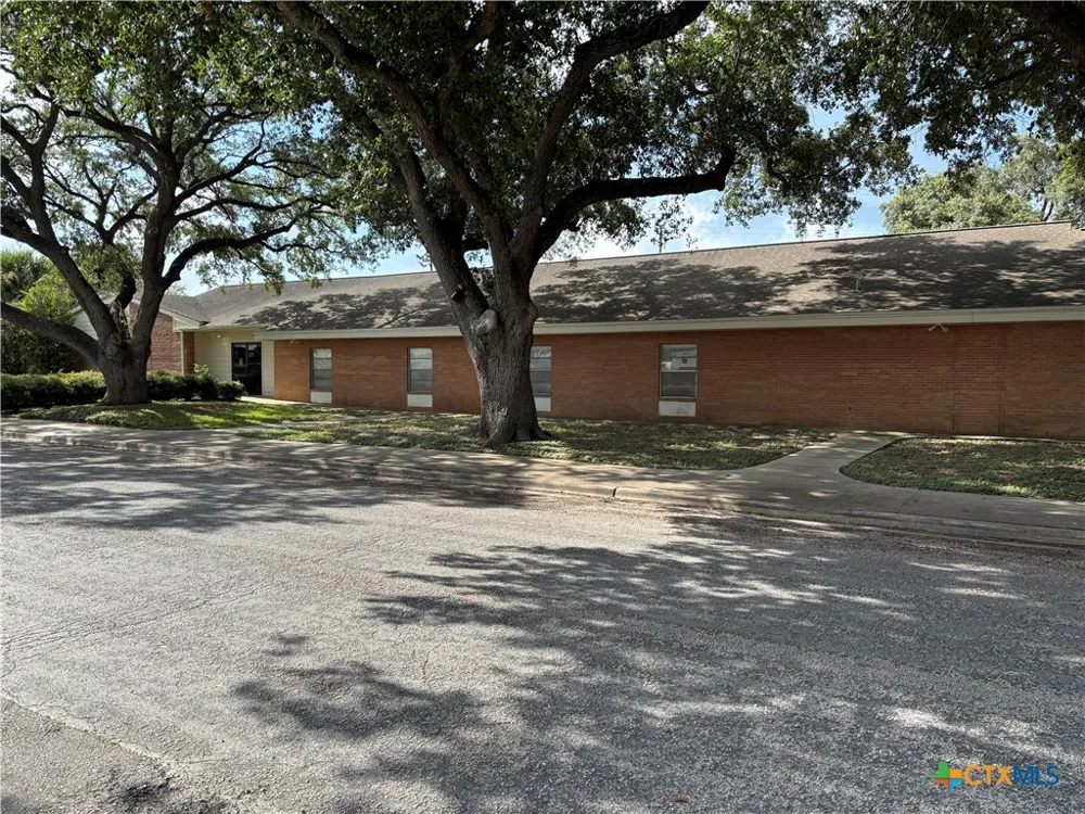 609 E Locust Avenue Victoria, TX 77901