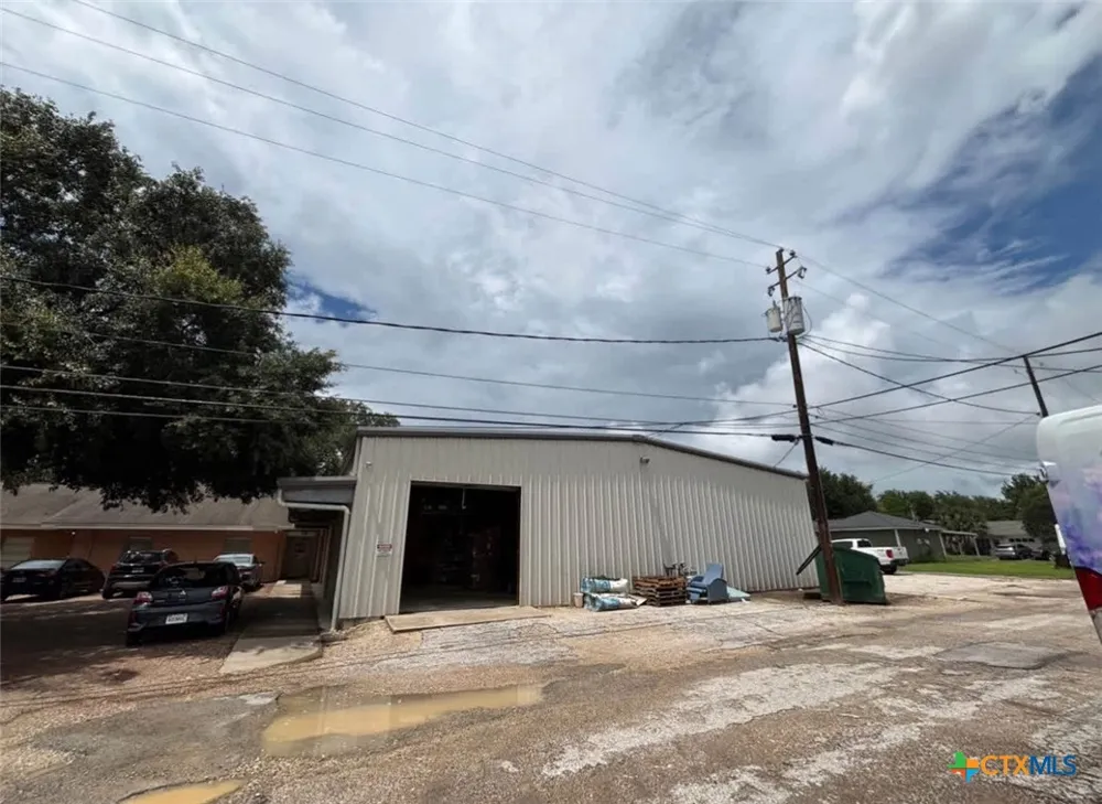 609 E Locust Avenue Victoria, TX 77901