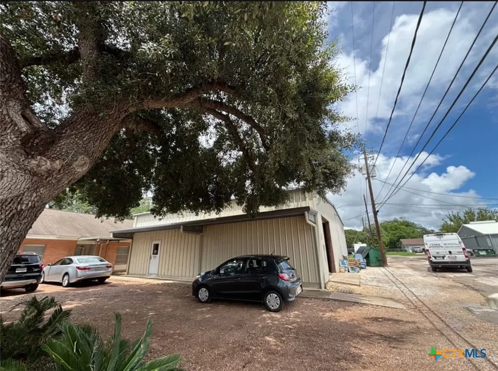 609 E Locust Avenue Victoria, TX 77901