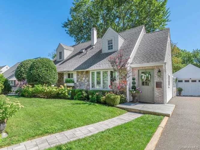 9 Robert Road Glen Cove, NY 11542