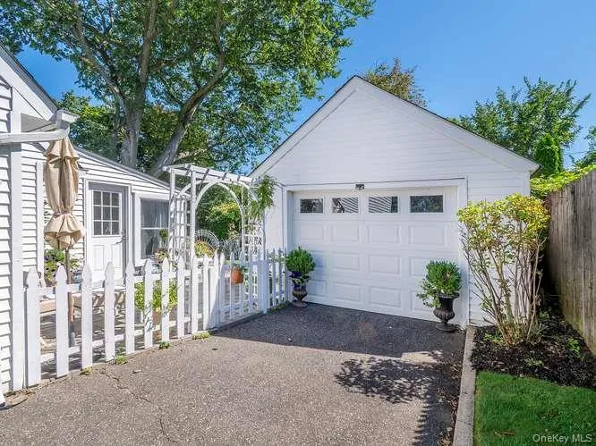 9 Robert Road Glen Cove, NY 11542