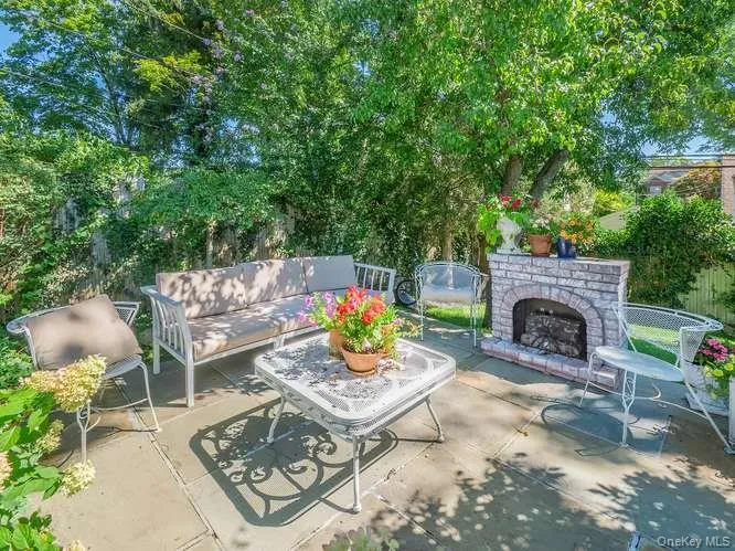 9 Robert Road Glen Cove, NY 11542