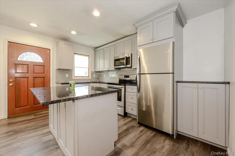 86 Edmore Lane West Islip, NY 11795