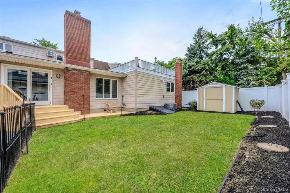 86 Edmore Lane West Islip, NY 11795