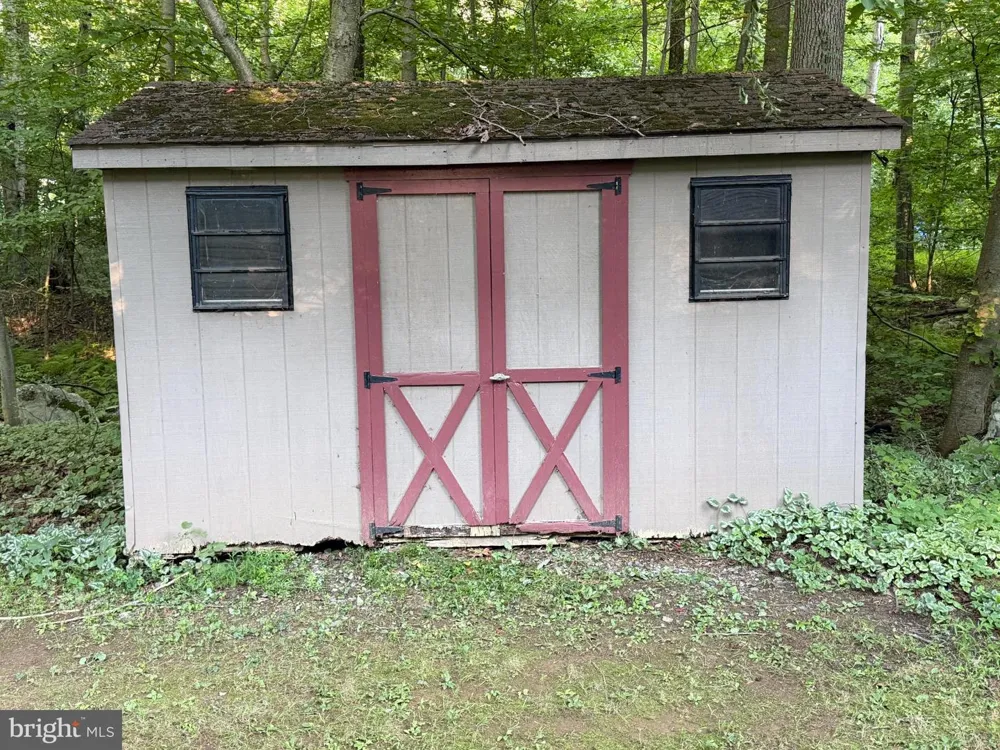 21 ROCKY LANE Mertztown, PA 19539