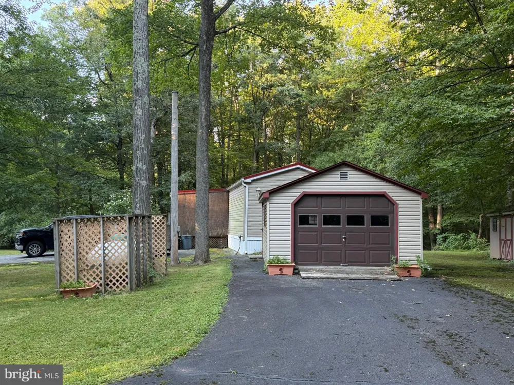 21 ROCKY LANE Mertztown, PA 19539