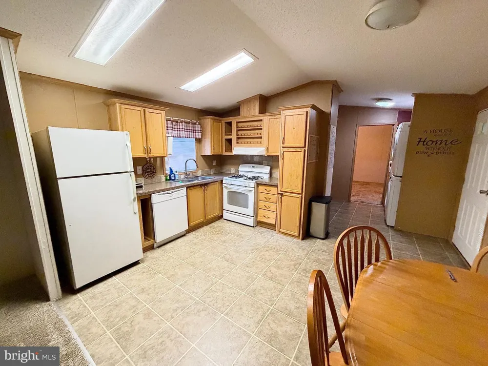 21 ROCKY LANE Mertztown, PA 19539