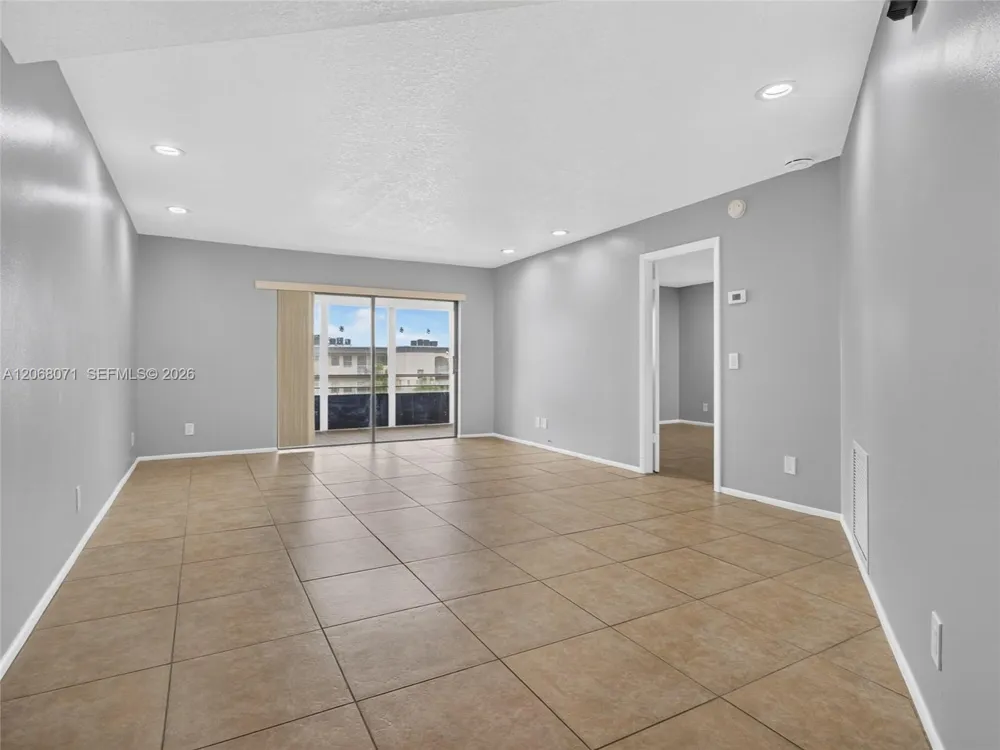 4140 NW 44th Ave #408 Lauderdale Lakes, FL 33319