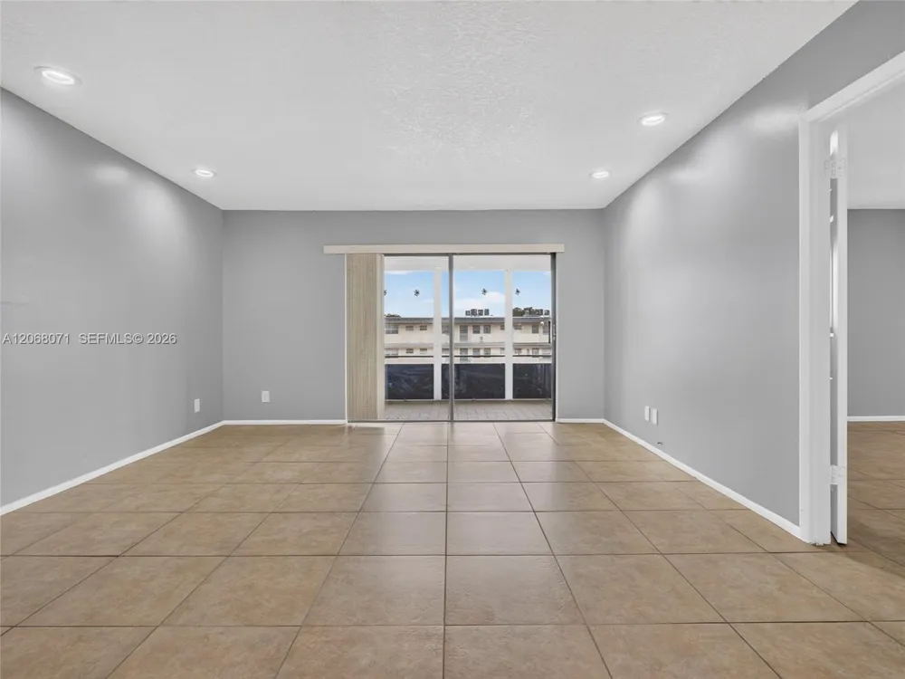 4140 NW 44th Ave #408 Lauderdale Lakes, FL 33319