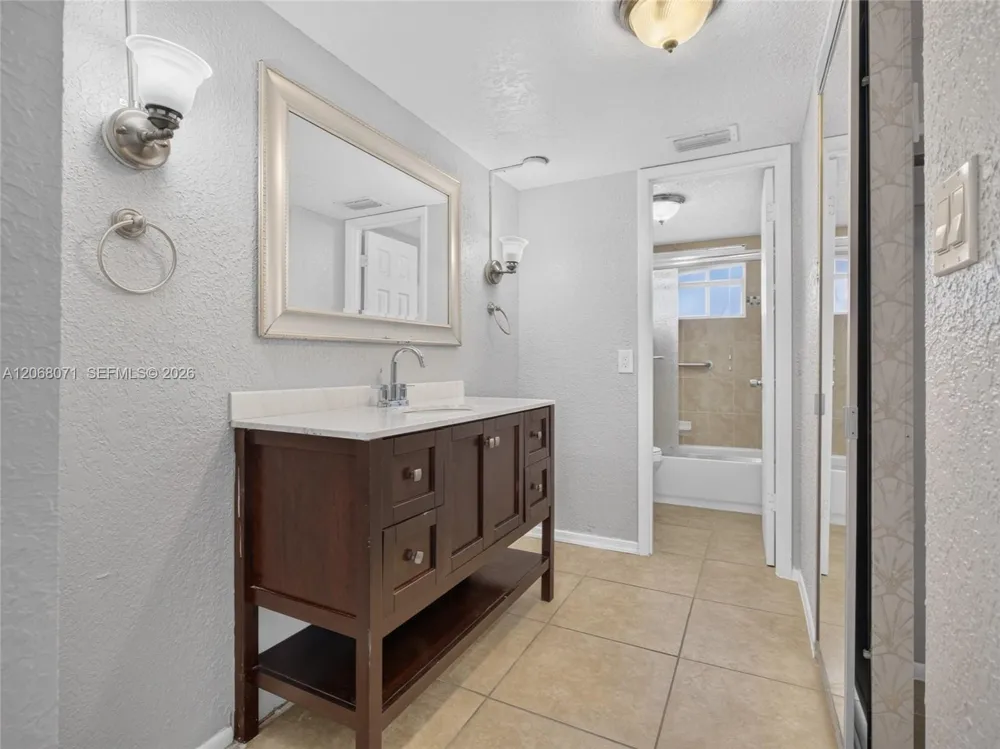 4140 NW 44th Ave #408 Lauderdale Lakes, FL 33319