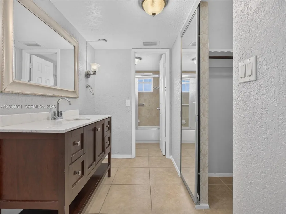 4140 NW 44th Ave #408 Lauderdale Lakes, FL 33319