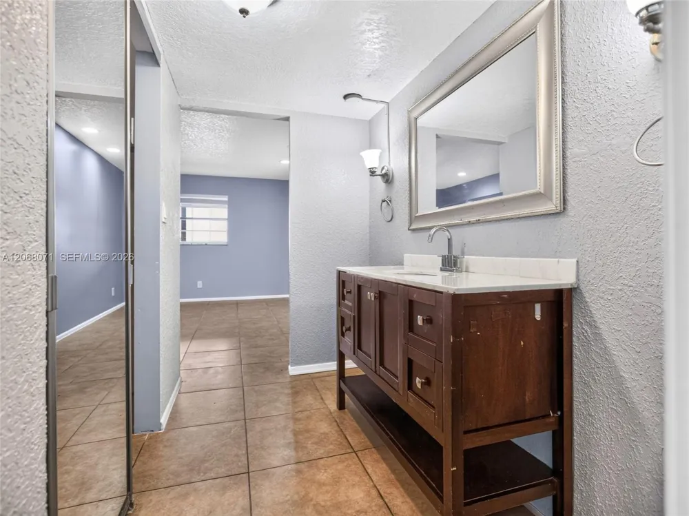 4140 NW 44th Ave #408 Lauderdale Lakes, FL 33319