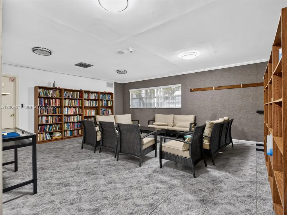 4140 NW 44th Ave #408 Lauderdale Lakes, FL 33319