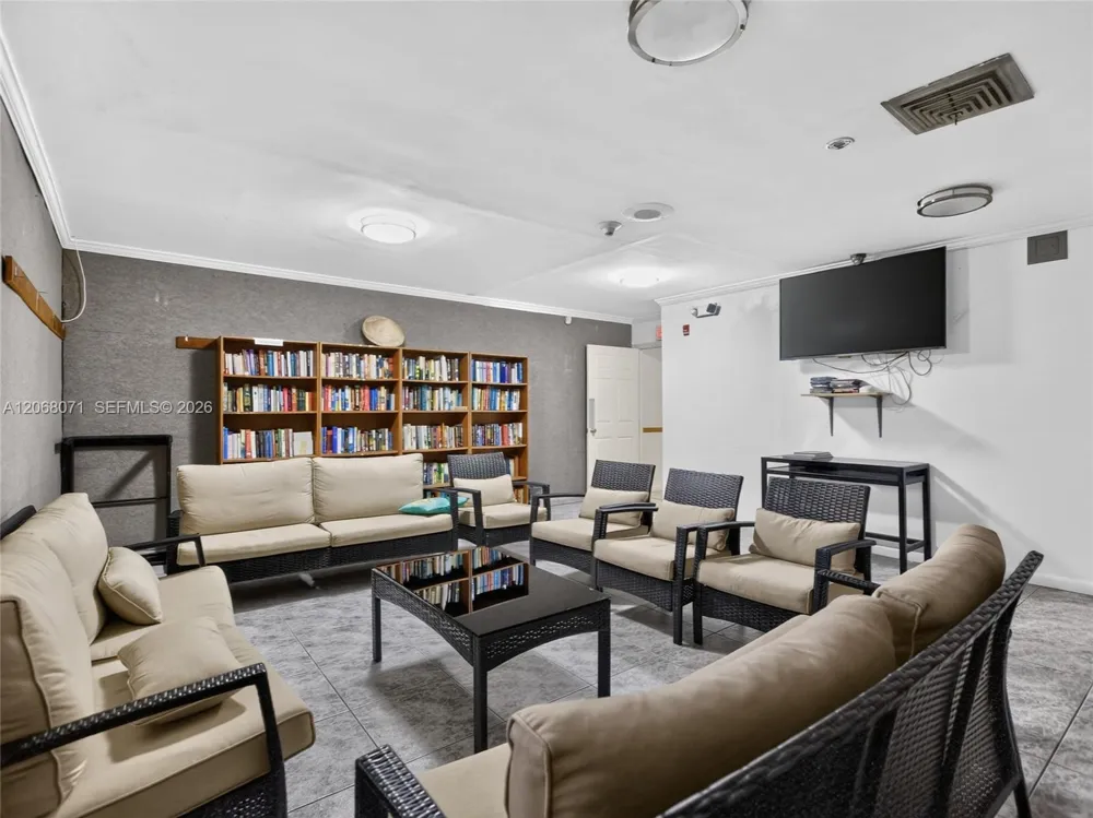 4140 NW 44th Ave #408 Lauderdale Lakes, FL 33319