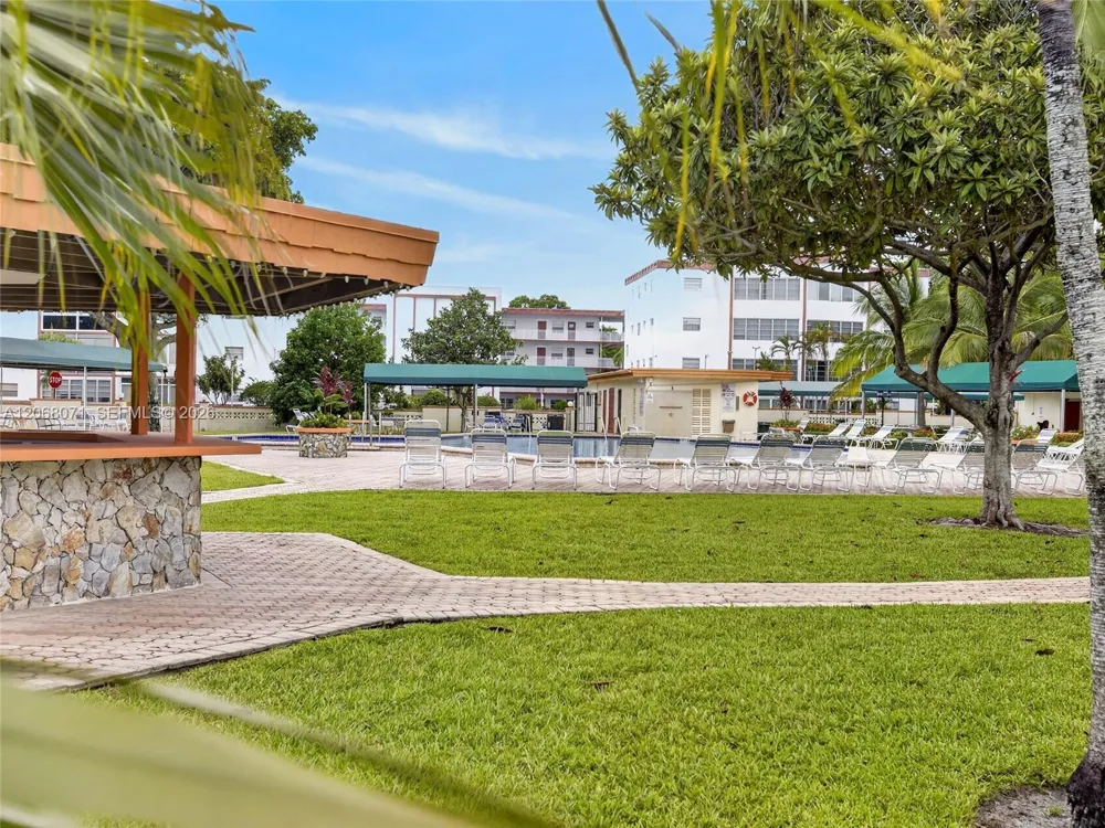 4140 NW 44th Ave #408 Lauderdale Lakes, FL 33319