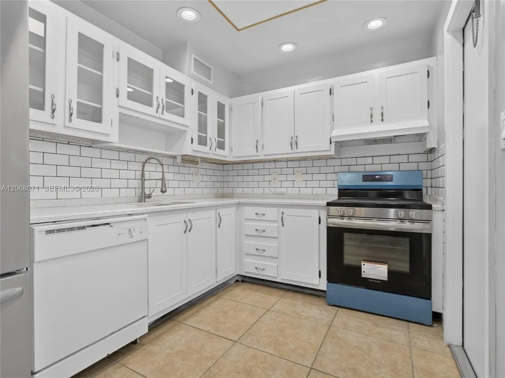 4140 NW 44th Ave #408 Lauderdale Lakes, FL 33319