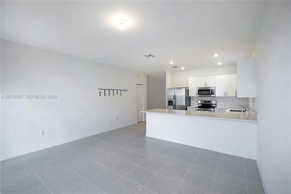18672 136TH CT Kendall, FL 33177