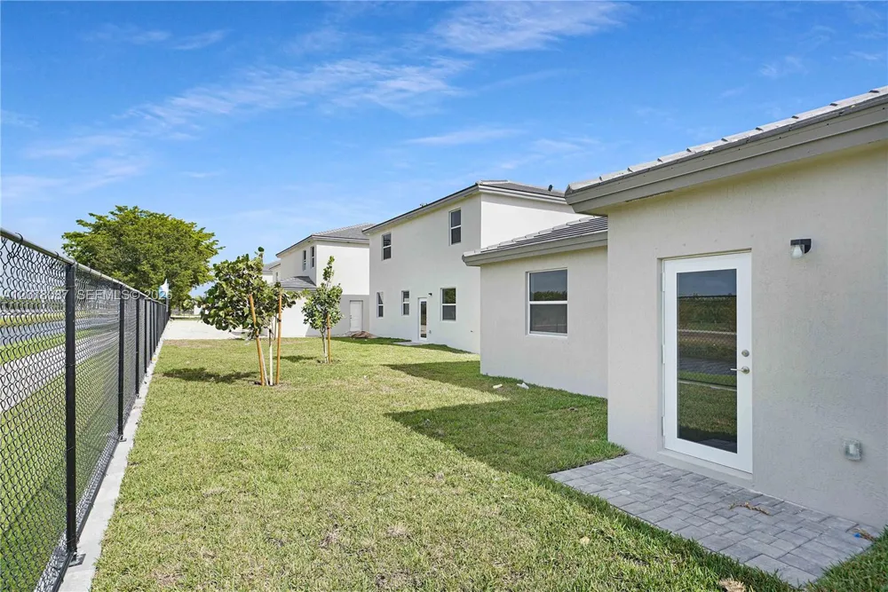 18672 136TH CT Kendall, FL 33177