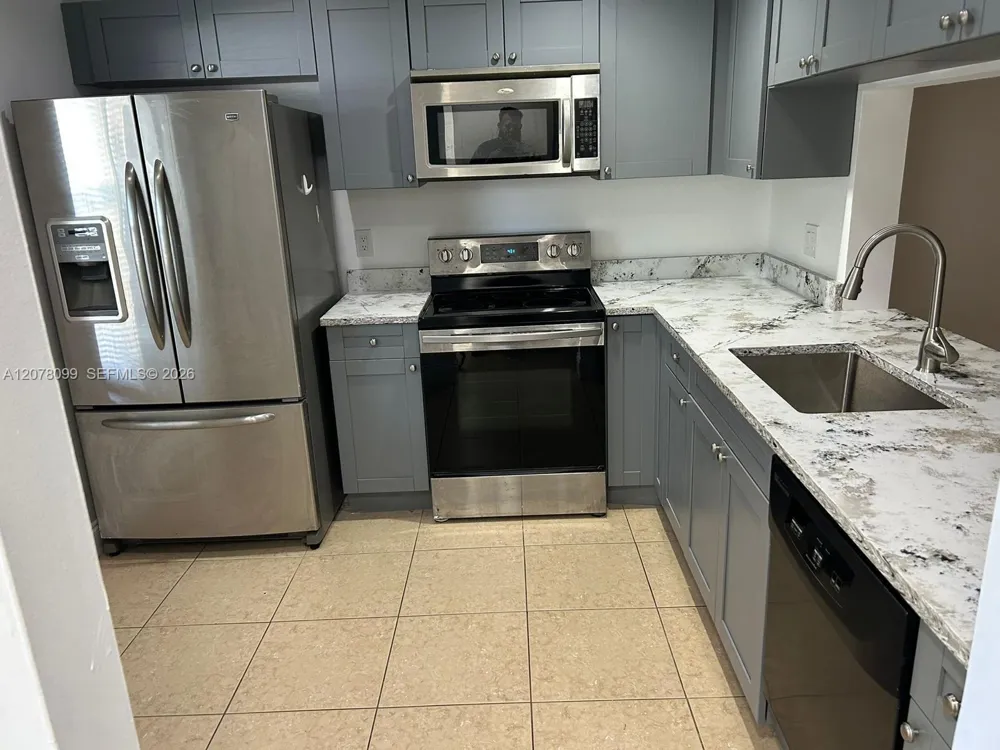 10537 NW 8th St Pembroke Pines, FL 33026