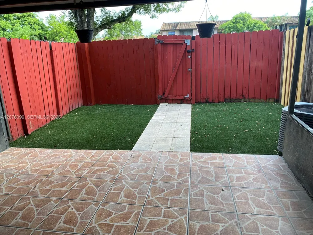 10537 NW 8th St Pembroke Pines, FL 33026