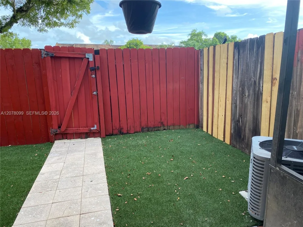 10537 NW 8th St Pembroke Pines, FL 33026
