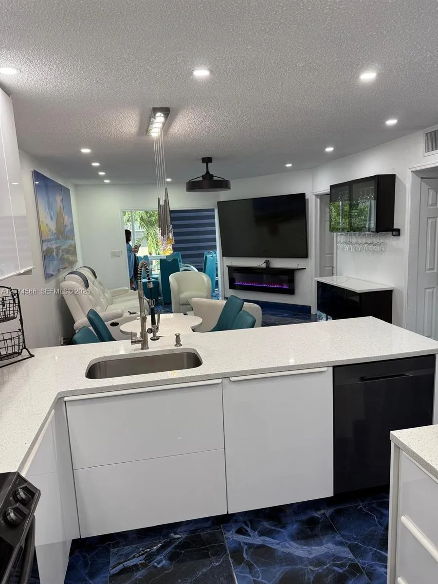 5121 W Oakland Park Blvd #212 Lauderdale Lakes, FL 33313