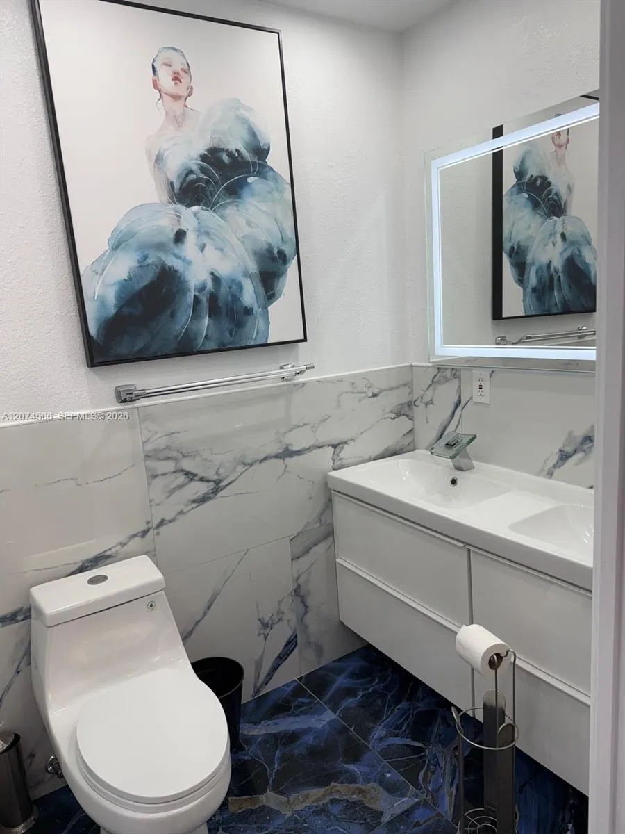 5121 W Oakland Park Blvd #212 Lauderdale Lakes, FL 33313