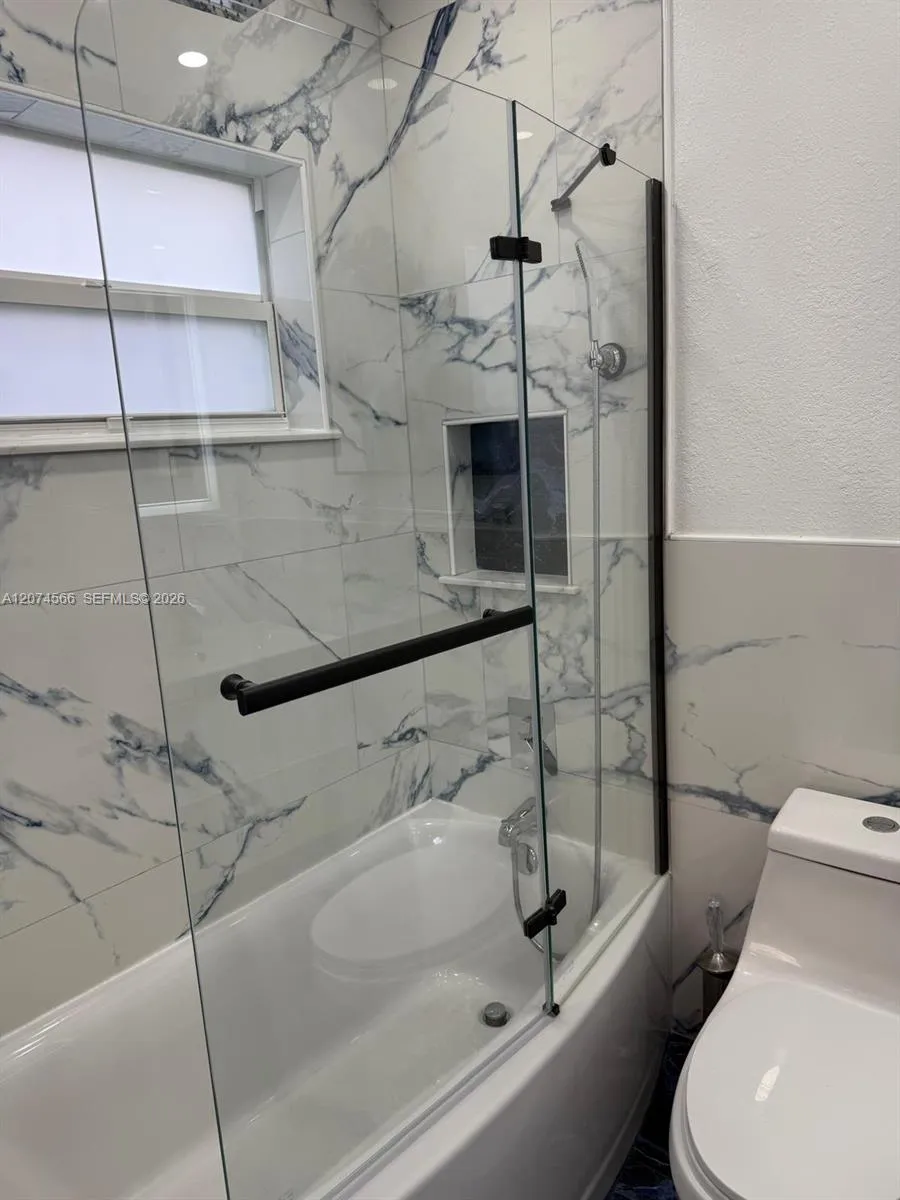 5121 W Oakland Park Blvd #212 Lauderdale Lakes, FL 33313