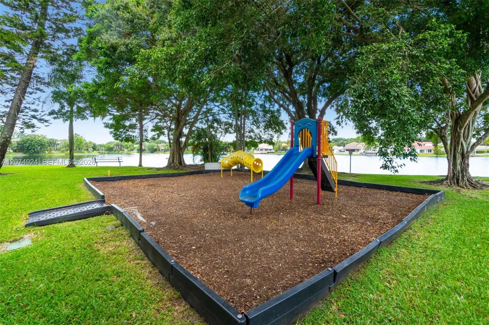 2916 Dorchester Ln Cooper City, FL 33026