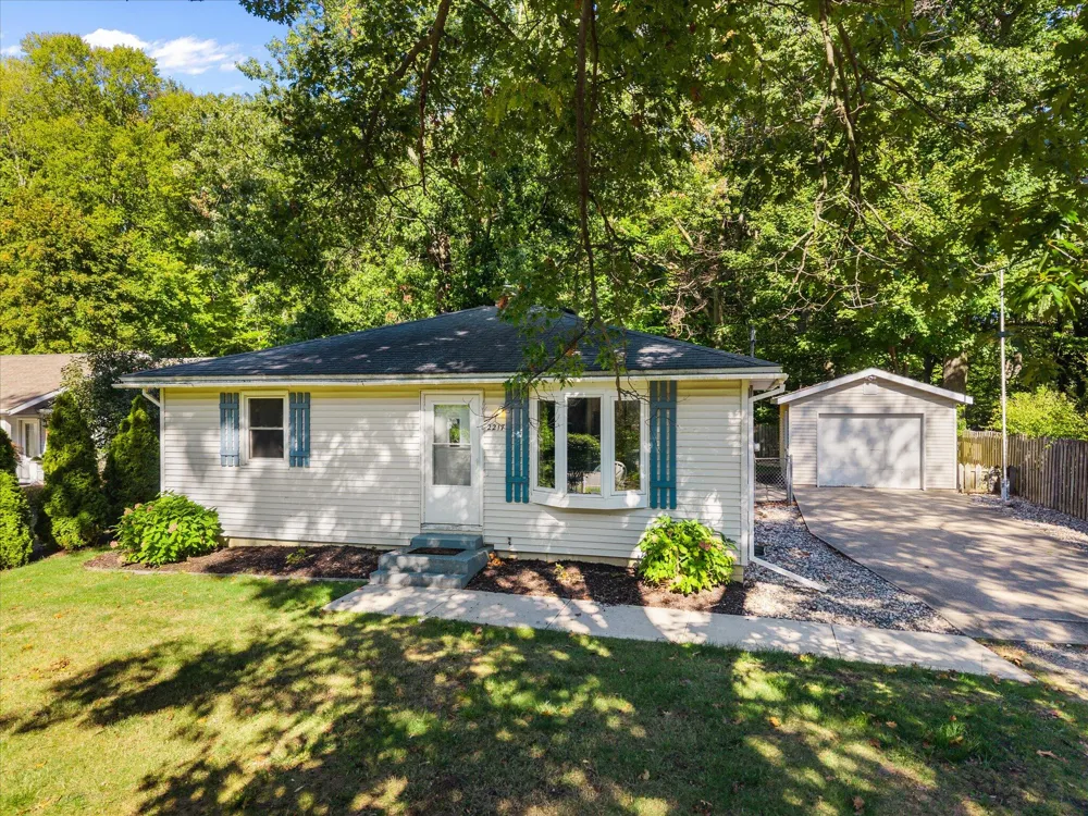 2217 W Lakewood Boulevard Holland, MI 49424
