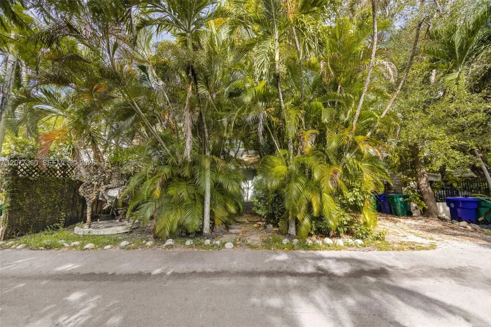 2952 Louise St Coconut Grove, FL 33133