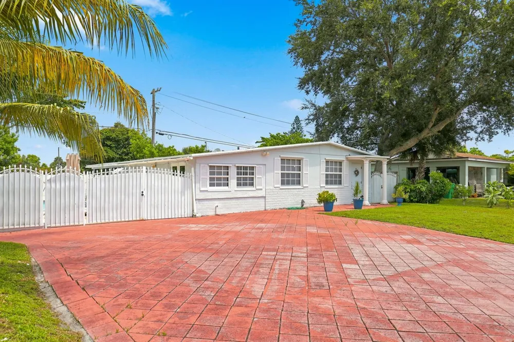 3239 DOLAN ROAD Palm Springs, FL 33406