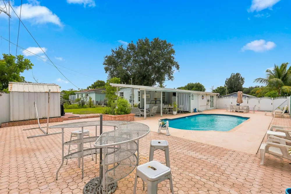 3239 DOLAN ROAD Palm Springs, FL 33406