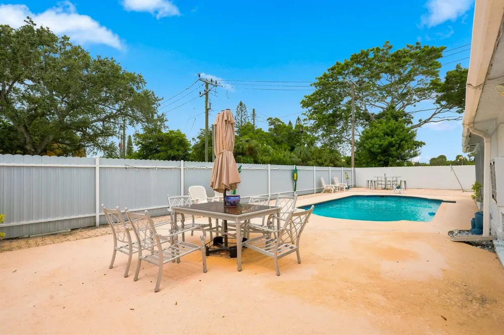 3239 DOLAN ROAD Palm Springs, FL 33406