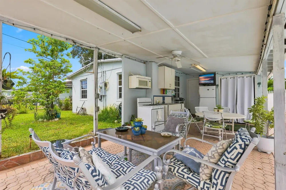 3239 DOLAN ROAD Palm Springs, FL 33406