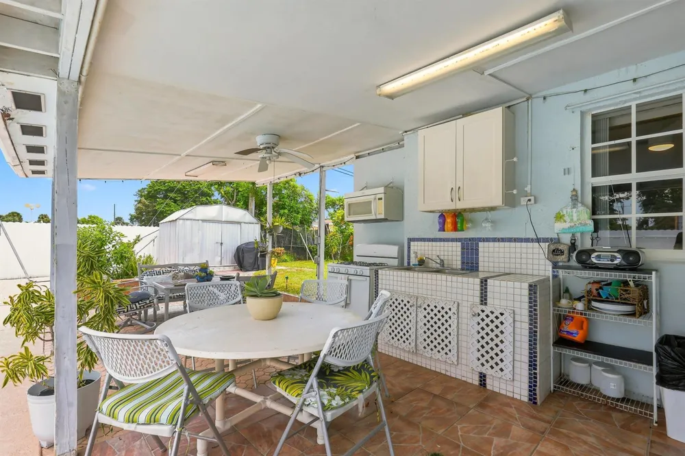 3239 DOLAN ROAD Palm Springs, FL 33406