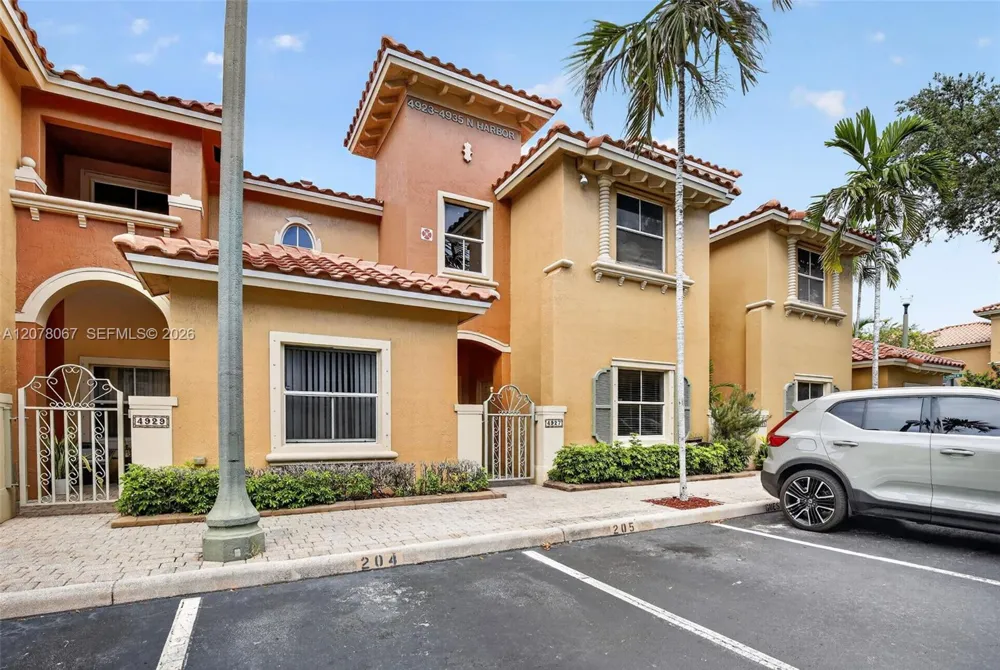 4927 Harbor Isles Dr #205 Dania Beach, FL 33312