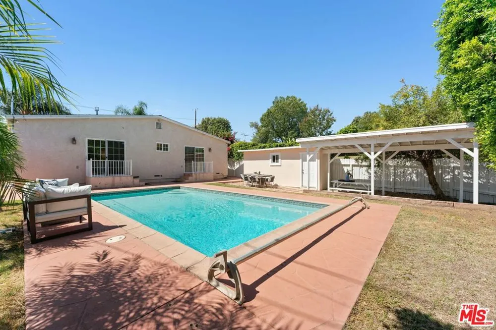 17827 Burbank Boulevard Los Angeles, CA 91316