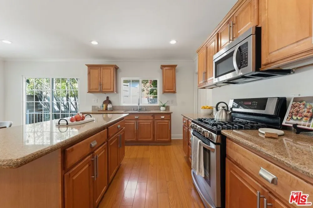 17827 Burbank Boulevard Los Angeles, CA 91316