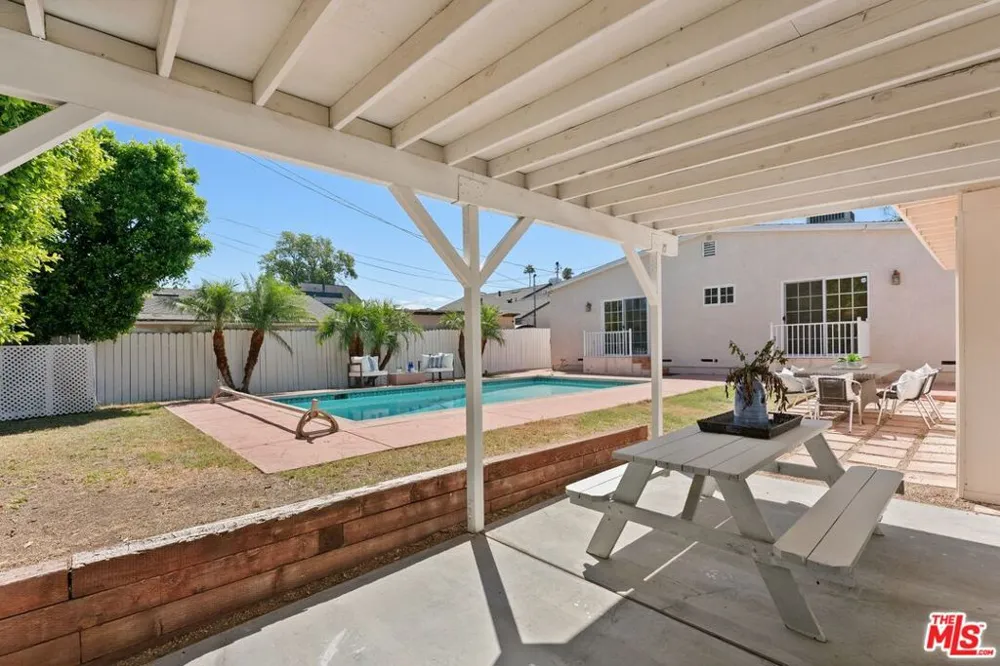 17827 Burbank Boulevard Los Angeles, CA 91316