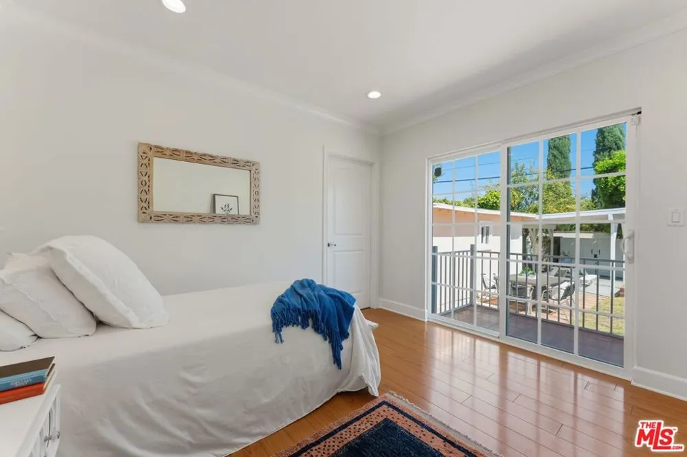 17827 Burbank Boulevard Los Angeles, CA 91316