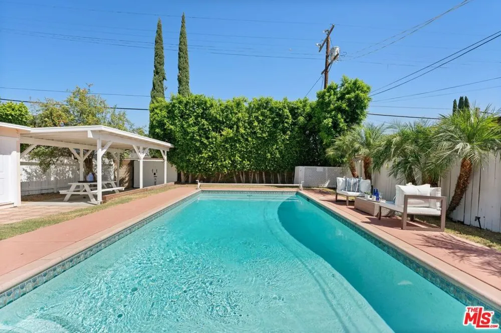 17827 Burbank Boulevard Los Angeles, CA 91316
