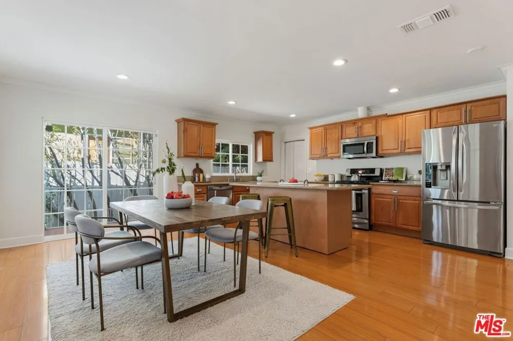 17827 Burbank Boulevard Los Angeles, CA 91316